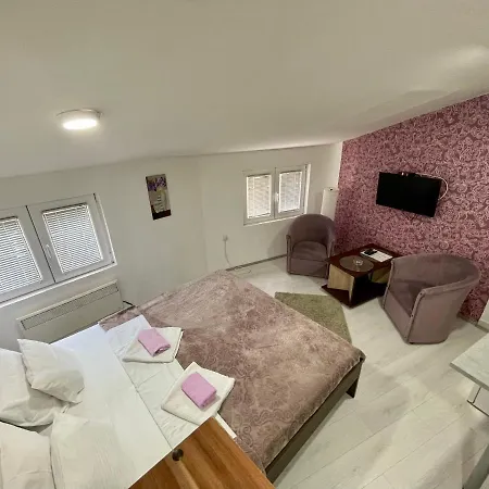 Apartment Aleksandra U Centru Grada *