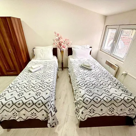 Aleksandra U Centru Grada كراغوييفاك