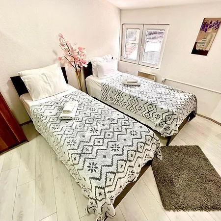 Apartment Aleksandra U Centru Grada *